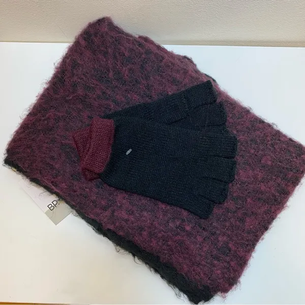 BP Nordstrom NEW Brushed Fringe Scarf & Fingerless Gloves Set Burgundy/Black - Image 2
