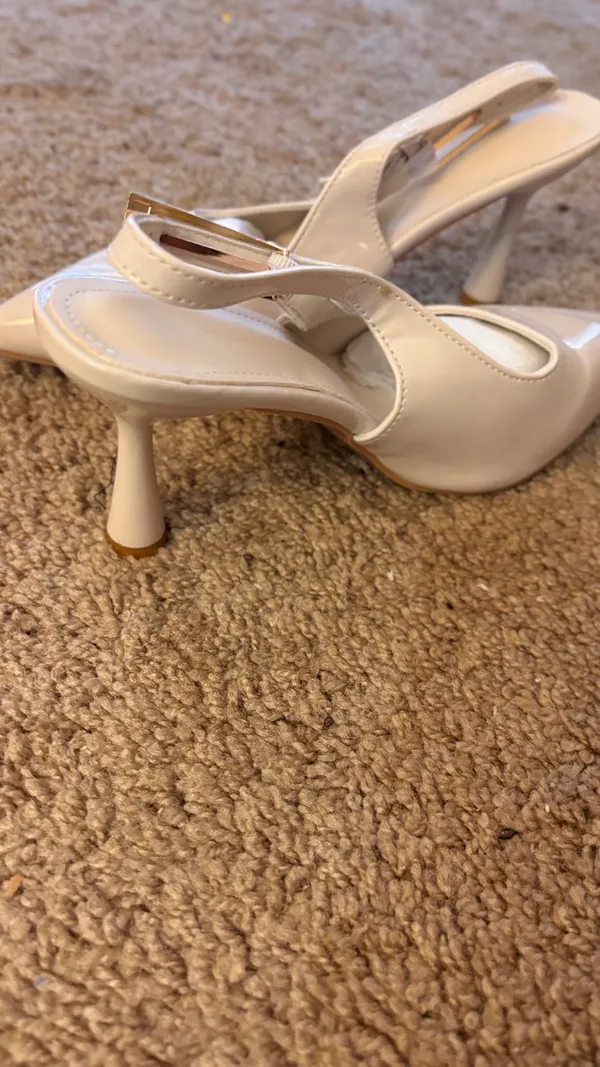 White kitten pumps Size 8 - Image 2