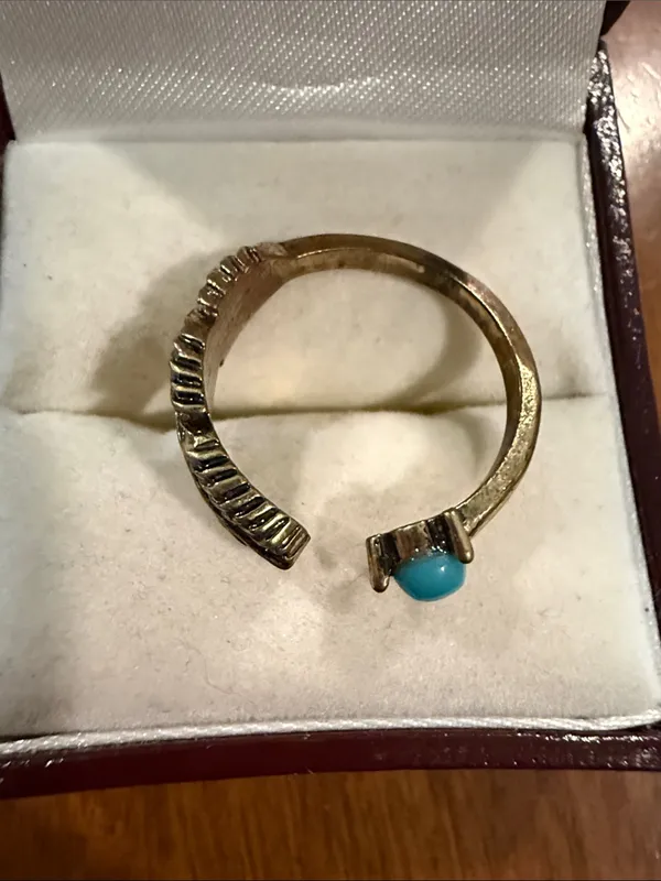 Vintage Adjustable Gold Tone Leaf and Turquoise Cabochon Ring - Image 4