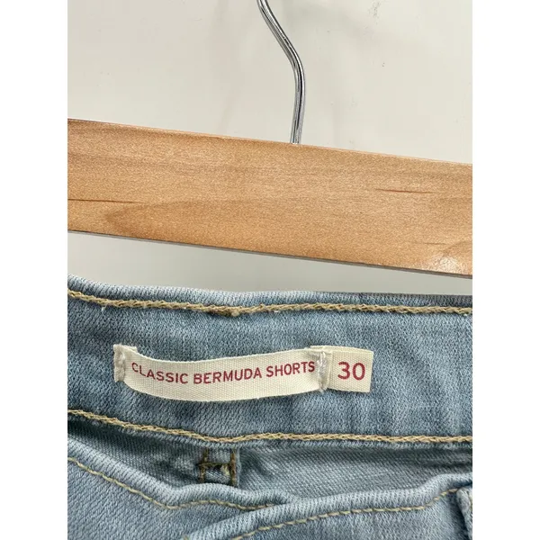 Levi's Classic Bermuda Light Wash Blue Denim Jean‎ Shorts Women's Size 30 - Image 5