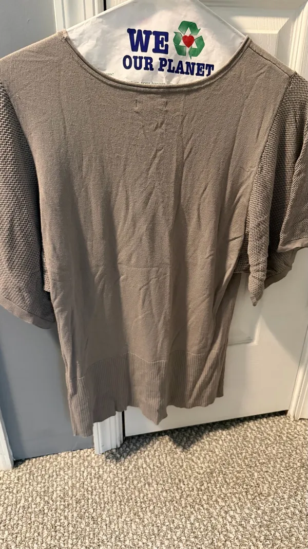 Apt. 9 Taupe Short-Sleeve Knit Top with Textured Sleeves Medium - Image 4