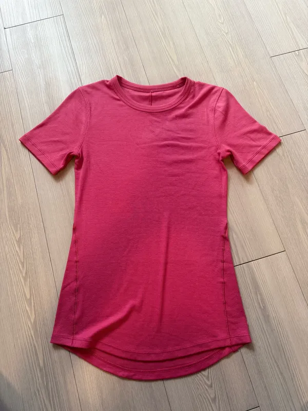 Lululemon raspberry coulis hold tight short sleeve size 4 - Image 3