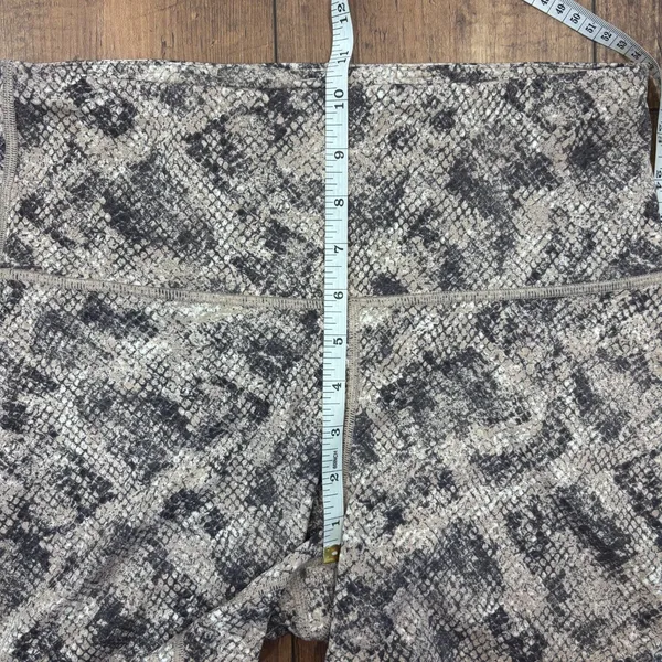 GAP Fit Eclipse Biker Shorts High Waist Women's Size M Tan Brown Snake Print - Image 7