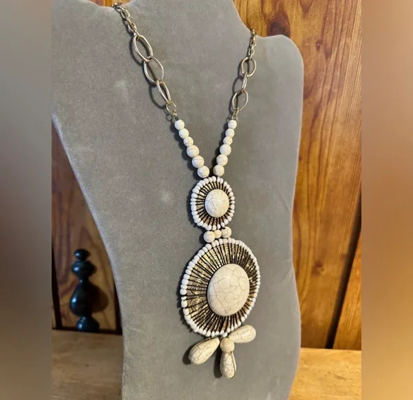 Chunky Statement Stylish Beaded Gold Tone Necklace - Image 2