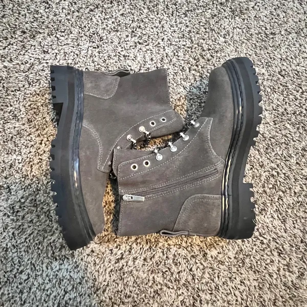 Vince Camuto Popinta Grey Suede Chain Detail Combat Boots Womens 6.5M‎ Lug Sole - Image 3