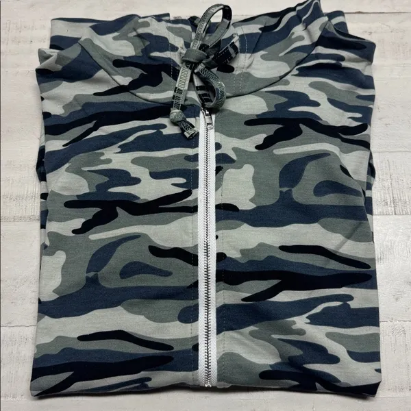 Full-zip camouflage hoodie. Hood with drawstrings. Front kangaroo pockets. - Image 6