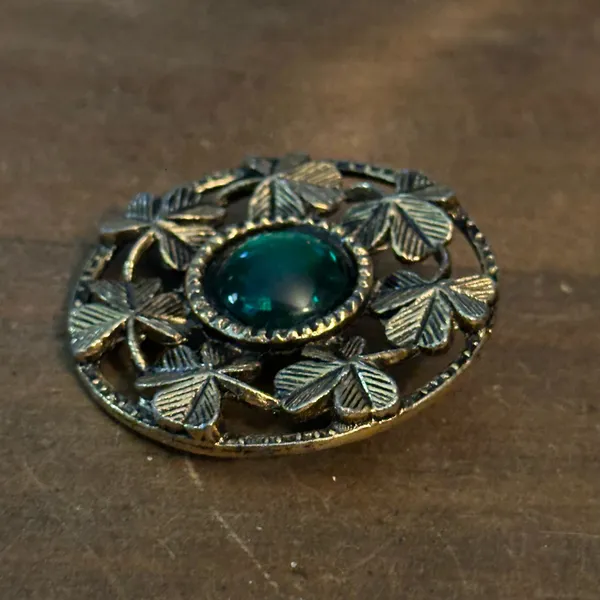 Vintage gold tone shamrocks and green cabochon stone brooch - Image 3