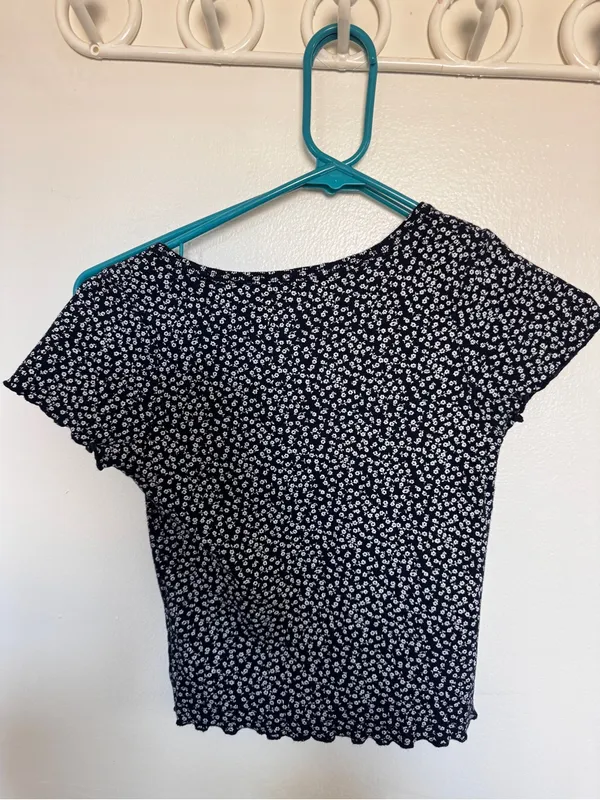 Brandy Melville Navy Button Crop Top - Image 3