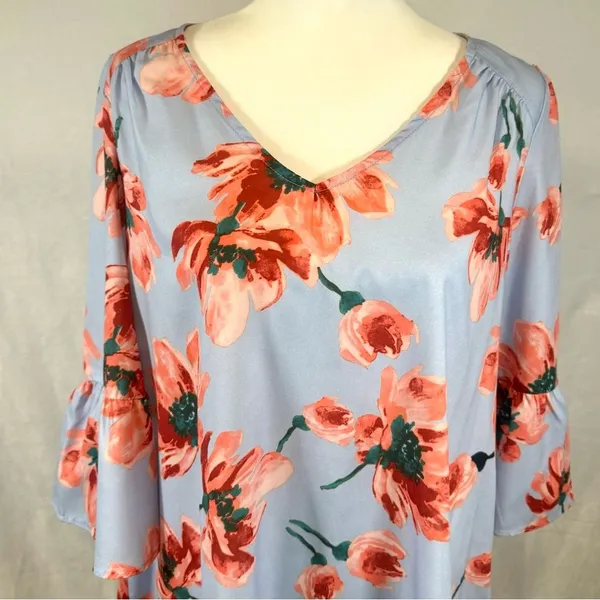 Light blue floral backless oversized top size medium - Image 3