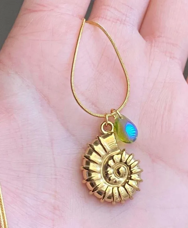 Handmade gold tone stainless steel boho chic beach shell ammonite & teardrop necklace🌀🐚🌊 - Image 3