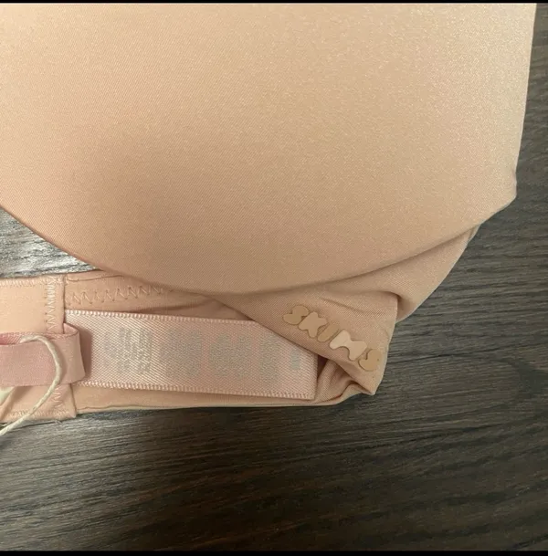 SKIMS NWT Body Push-Up Bra MICA 30D *SMALL FLAW* - Image 4