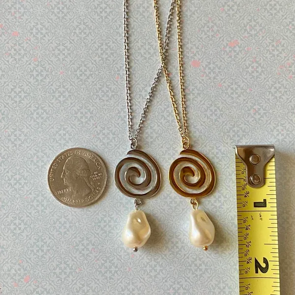 Handmade gold tone stainless steel spiral swirl uzumaki & pearl necklace🌀 - Image 6