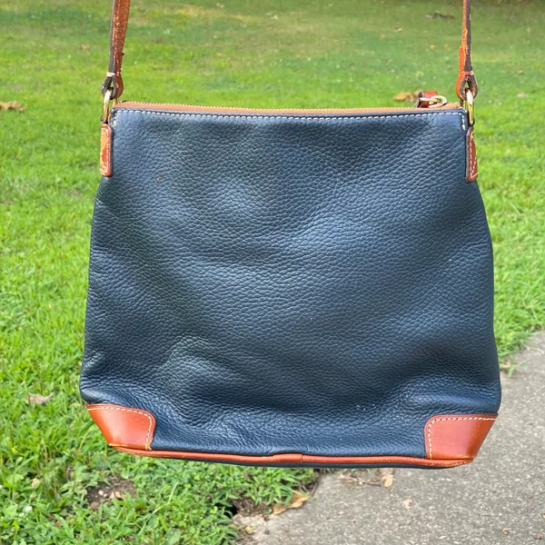 💙🤎 Vintage 80s Dooney & Bourke J9243546 Pebble Grain Leather Navy Blue & Brown Shoulder Bag $268.00 🤎💙 - Image 4