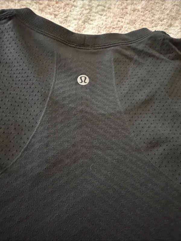 Lulu lemon 🍋 Black swiftly top a wider fit. - Image 4