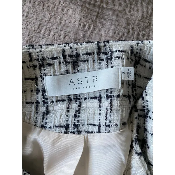 ASTR THE LABEL Tweed Crop Jacket in White Black Size Small - Image 4