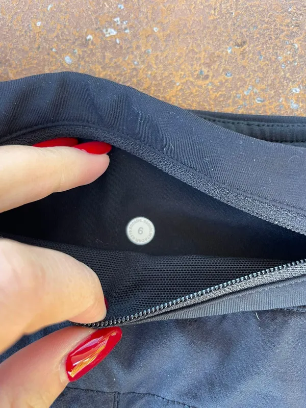 Lululemon hotty hot black shorts sz 6 - Image 4