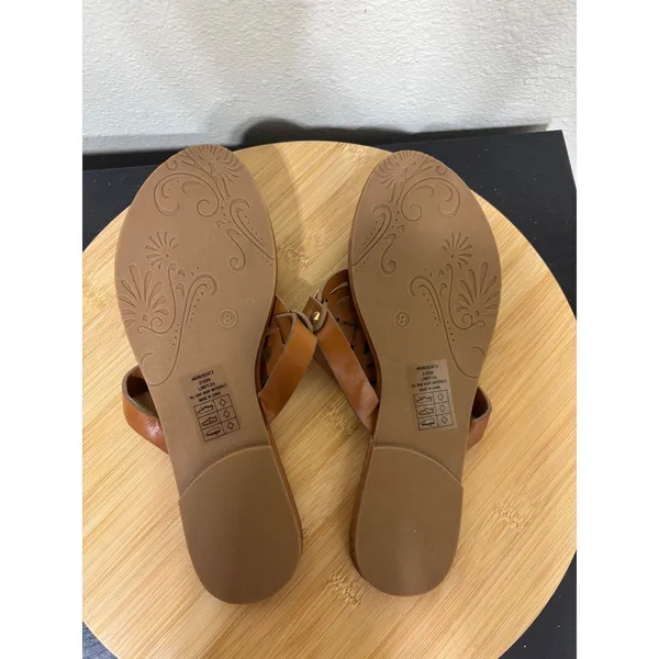 Pierre Dumas Thong Sandal Size 8 Limit-24 Cognac Brown Gold Medallion Flat - Image 6