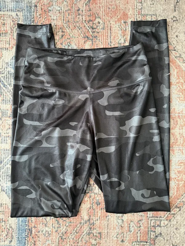 NIKE Black Camo Active Leggings Size Small - Image 2