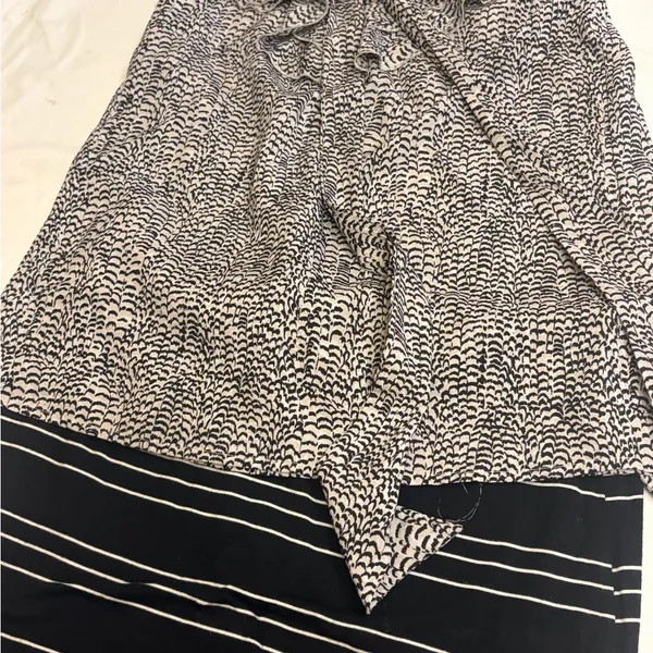 LOFT Black and White Patterned Blouse - Image 4