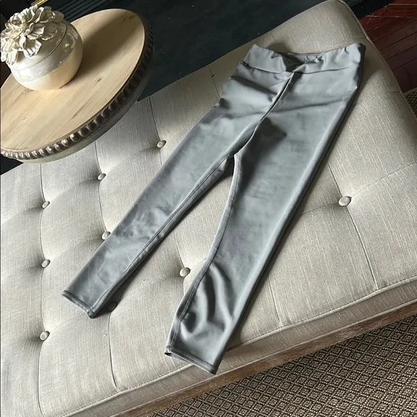 Alo Yoga Grey Cropped Workout Leggings Size Small - Image 2