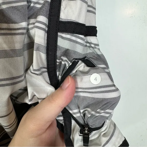 Lululemon Tracker Short II 2-way‎ Stretch Mini Groovy Stripe Dune Size 4 - Image 3