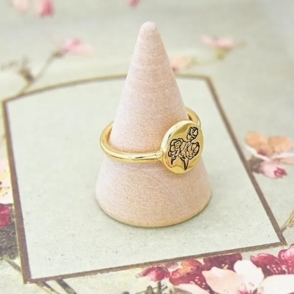 Minimalist Flower Engraved Ring Gold - Image 2