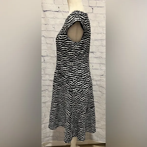 Anne Klein Textured Sleeveless midi Dress Black & White Size 10 - Image 3