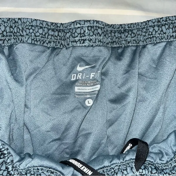 NIKE gray speckled shorts, size Large, elastic waist with drawstring, lined - Image 4