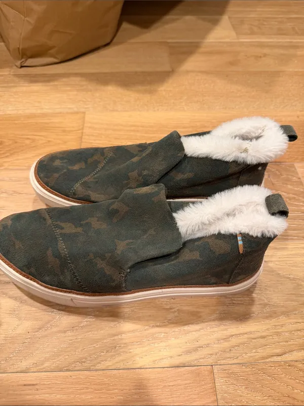 Toms‎ Green Camouflage Slip-On Sneakers with White Faux Fur Trim 9 - Image 2