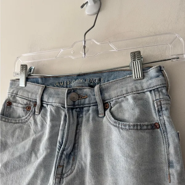 American Eagle Strigid Relaxed Short‎ Light Wash Super High Rise - Image 2