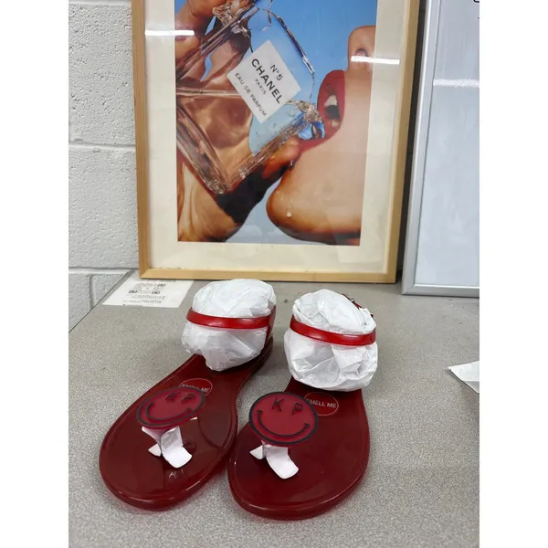 NIB Katy Perry Size 7 Women’s The Geli Flat Smiley Face Red Summer Sandals - Image 3