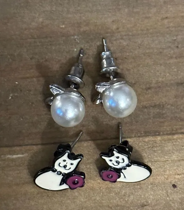 2 pairs of cat stud earrings - Image 2