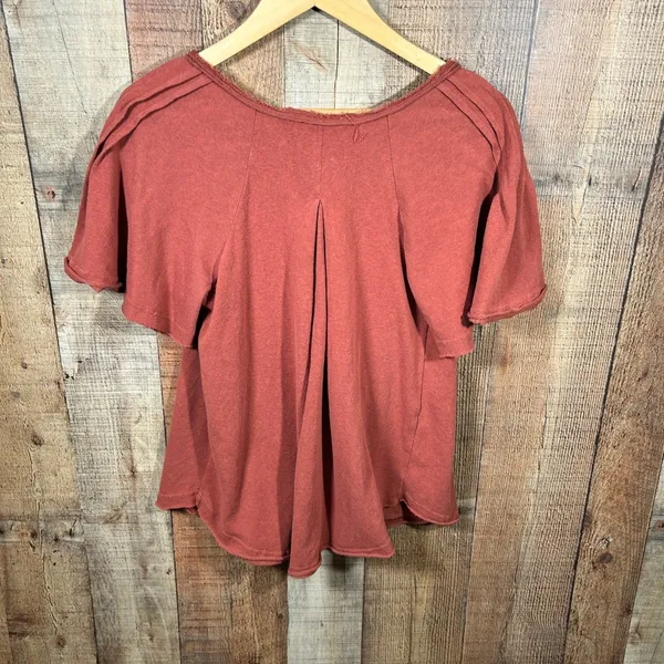 Bohme Flutter Sleeve Pintuck Blouse Rust Orange Raw Edge Split V-Neck Tee Medium - Image 6