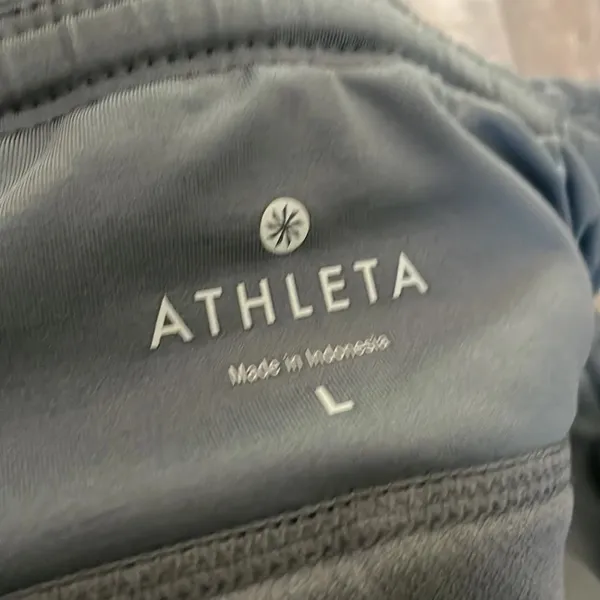 Athleta Running Free Gray Workout Shorts Size Large - Image 5