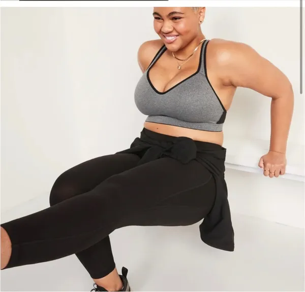 Experience comfort and support with this sleek black racerback sports bra. Perfect for workouts or everyday wear. Size 36C GREAT support great condition too small for me sadly Old navy - Image 2