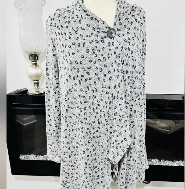 Bobeau Grey Leopard One-Button Fleece Wrap/Cape/ Cardigan - Image 2