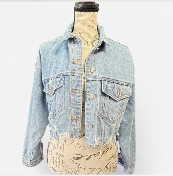 Meghan LA Women’s Cropped Distressed Denim Jacket – Size M 💙✨ - Image 5