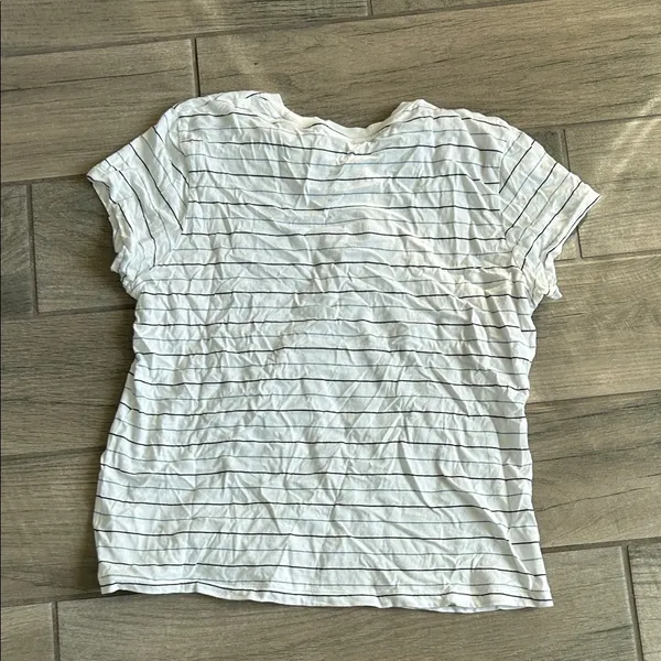 Universal Threads Short Sleeve Tee with Blue Stripes - Image 4