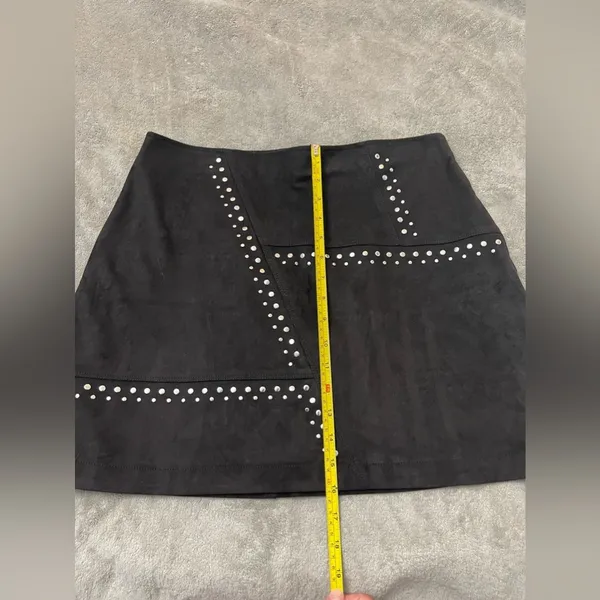 🌮NWOT EXPRESS Faux Suede Mini Skirt, Size 10 - Image 3