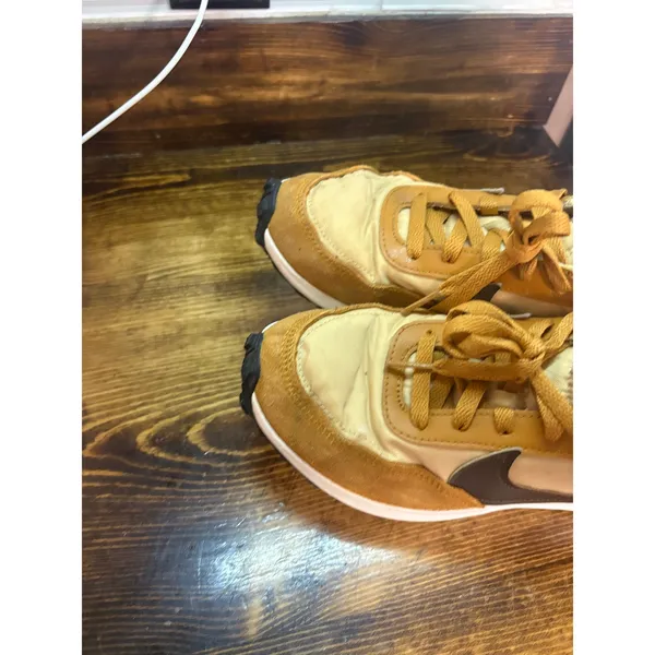 Nike gold sneakers size 7.5? - Image 3