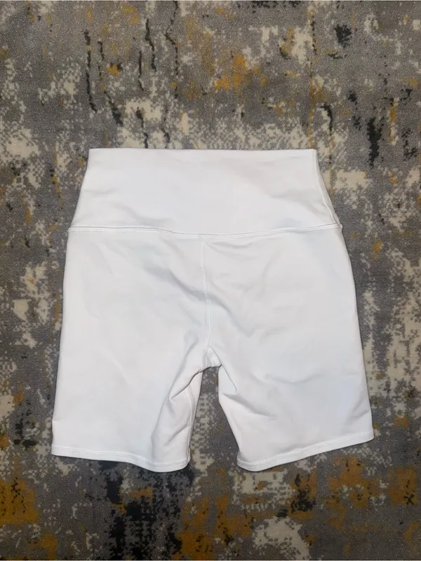 ALO 7" High-Waist Biker Short size small - Image 4