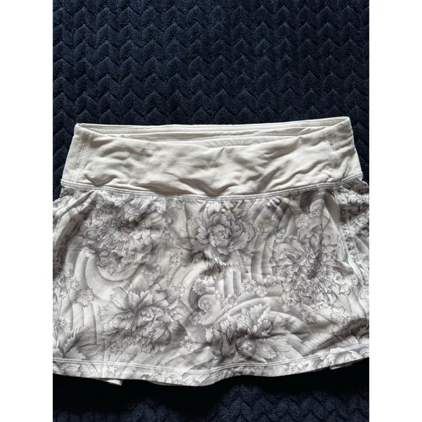 Lululemon Women's Pacesetter Skirt Floral White Gray Sz 4 - Image 2