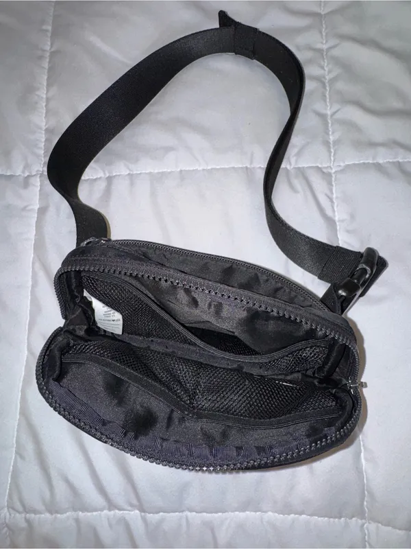 Lululemon Everywhere Belt Bag Black 1L - Image 4