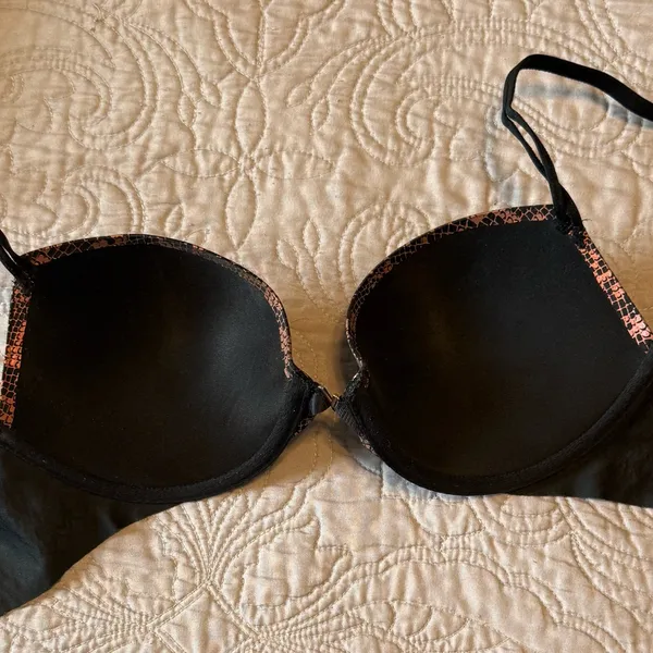Victoria's Secret 32-D Black and Pink Snake Print Bra - Image 4