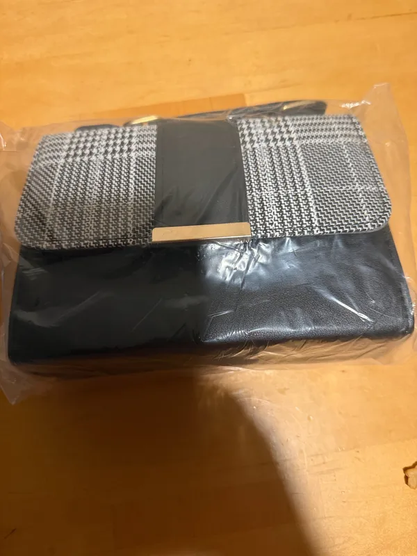 Stylish and elegant handbag in good condition. Perfect for everyday use, work, shopping, or going out. Spacious enough to carry your essentials and easy to match with different outfits. Please check the photos for the exact condition and details. - Image 5