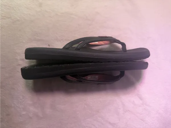 Flojos Black Flip Sandals with Pink Patterned Straps Size 7 - Image 5
