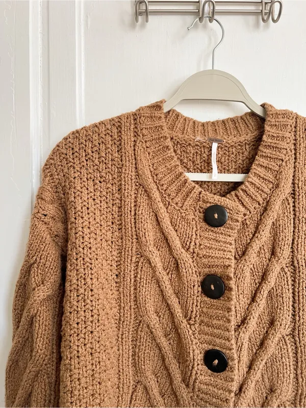Free People • Bonfire Cable Knit Cardi cropped cardigan sweater chunky brown - Image 5