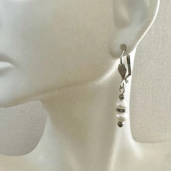 Silver tone pearl vintage drop earrings - Image 5