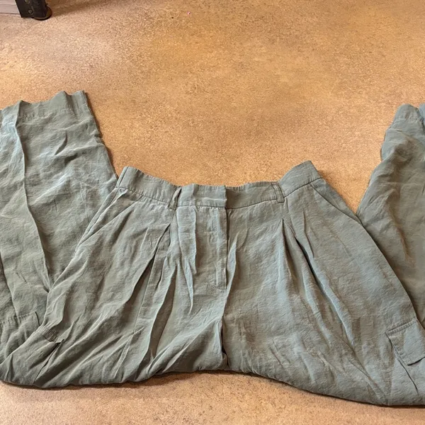 Abercrombie & Fitch Women's Olive Green Trousers - Image 2
