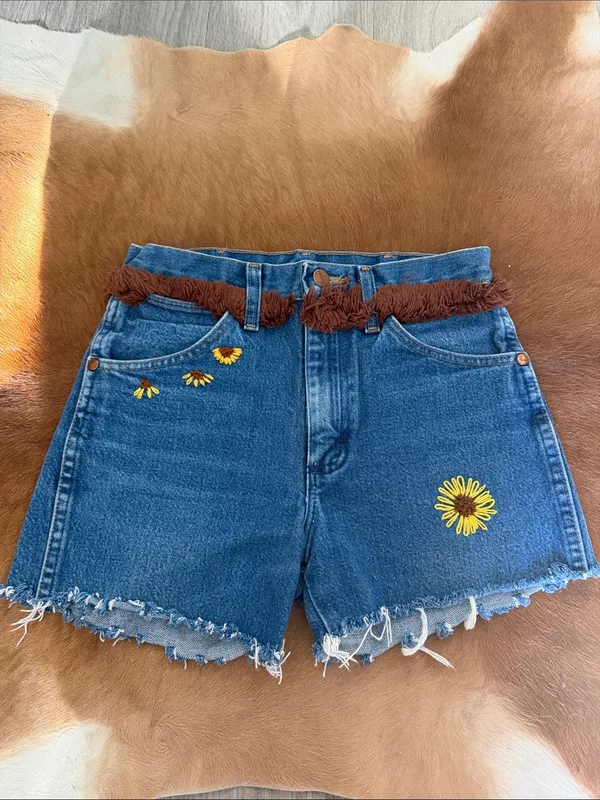 Reworked Vintage Wrangler Denim Shorts Size 27 Embroidered Sunflowers Fringe - Image 5